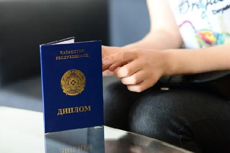 Senatta memqyzmetshilerdi «Dıplommen aýylǵa» jiberetin zań jobasy qaraldy