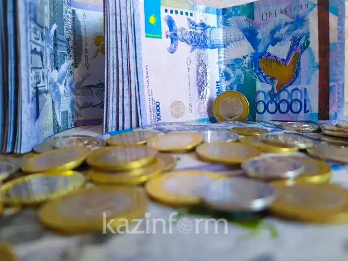 Almatyda 3,7 myń medıtsına qyzmetkeri ústemeaqy aldy