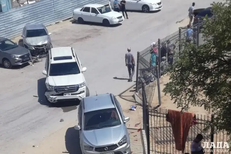 Aqtaýda Land cruiser prado úsh kólik pen mektep qorshaýyn qıratty