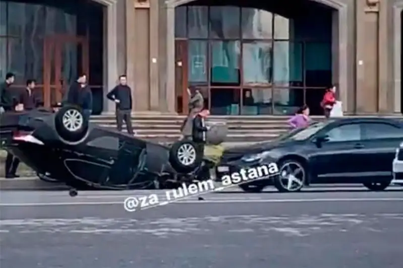 Elordada avtomobıl aýdarylyp qaldy