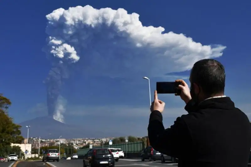 Etna janartaýynan lava atqylap, Sıtsılııadaǵy aýyldardy kúl men tas basyp qaldy