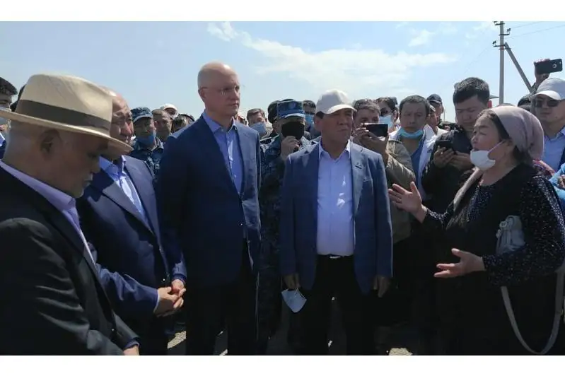 Роман Скляр Мақтаарал ауданындағы су басқан ауыл тұрғындарымен кездесті