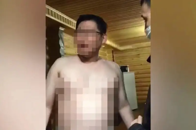 Monshada kóńil kótergen jemqorlyqpen kúres qyzmetkerlerine sot aıyppul saldy