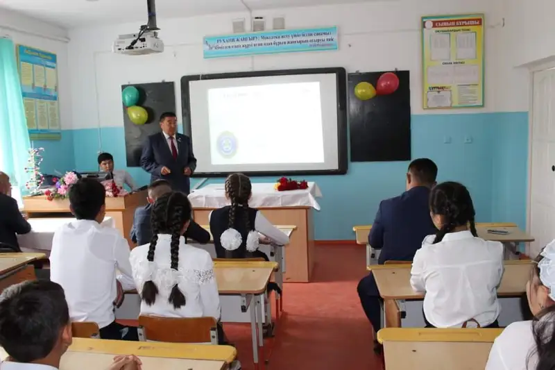 Qazyǵurtta memlekettik qyzmetshiler jasóspirimderdi adaldyqqa shaqyrdy