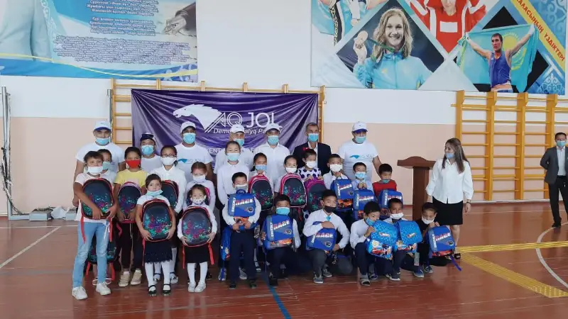 «Aqjol» partııasy shymkenttik balalarǵa qamqorlyq aktsııasyn ótkizdi