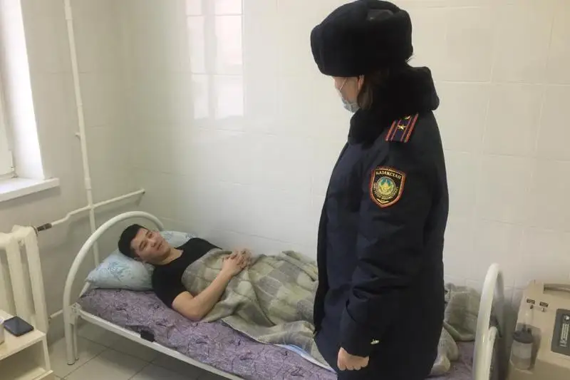 Оралда тергеу изоляторының қызметкері екі адамды өрттен құтқарды