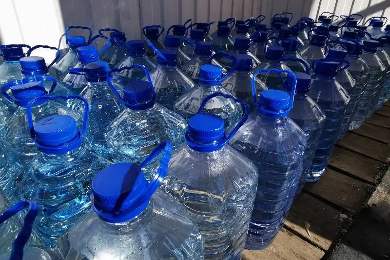 Petropavlda kásipker 3 myń lıtrden astam alkogol ónimin zańsyz satpaq bolǵan