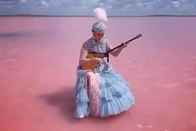 Әлемге танымал Vogue сән журналы Көбейтұзда күй шерткен қазақ аруы туралы жазды
