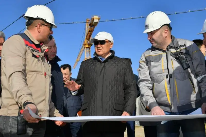 Ómirzaq Shókeev qurylysshylarmen kezdesti