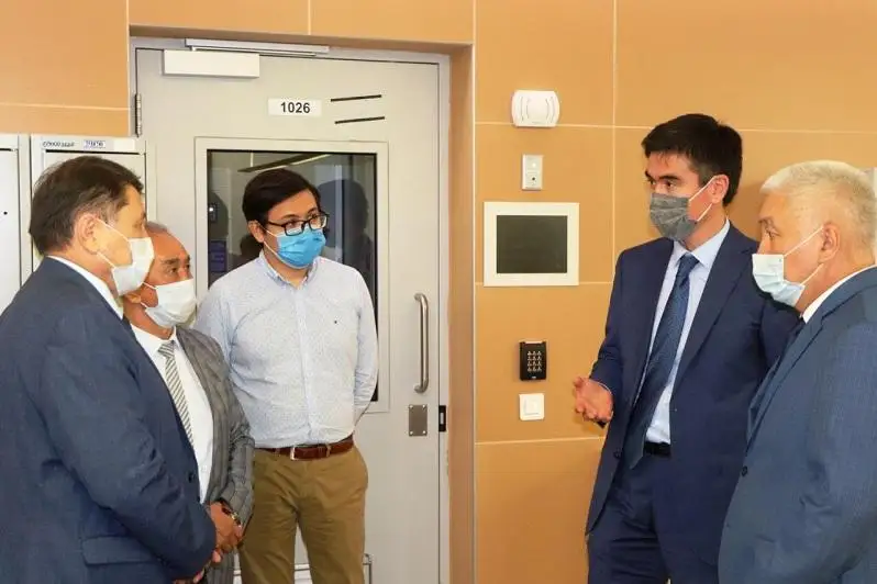 Vıtse-mınıstr Qazaqstanda PTR test jasaý tehnologııasymen tanysty