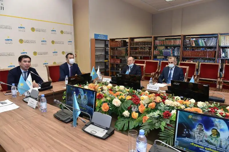 Elordada qazaq balasynyń ǵaryshty baǵyndyrǵanyna 30 jyl tolýyna oraı dóńgelek ústel ótti