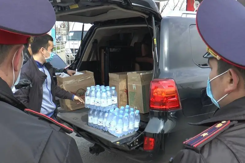 Almatylyq jastar blokbekette turǵan barlyq qyzmetkerlerge dastarhan jaıdy