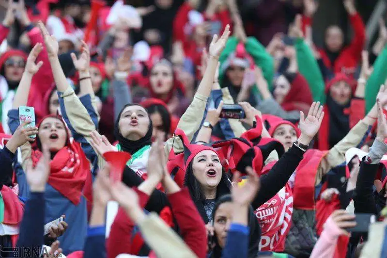 Iran áıelderdiń fýtbol kórýine ruqsat etpek