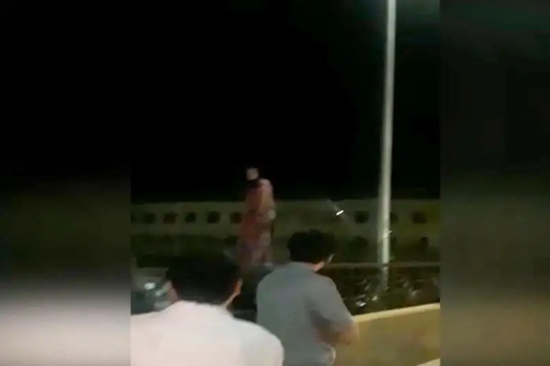Shymkentte kópirden sekirip ketpek bolǵan áıel qutqaryldy