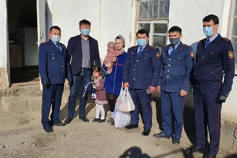 Túrkistandyq polıtseıler kópbalaly jáne az qamtylǵan otbasylarǵa kómek kórsetti