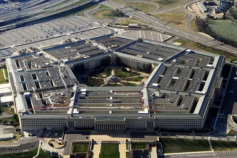 19 jastaǵy amerıkalyq Pentagon mańyndaǵy kólikti jarmaq bolǵan