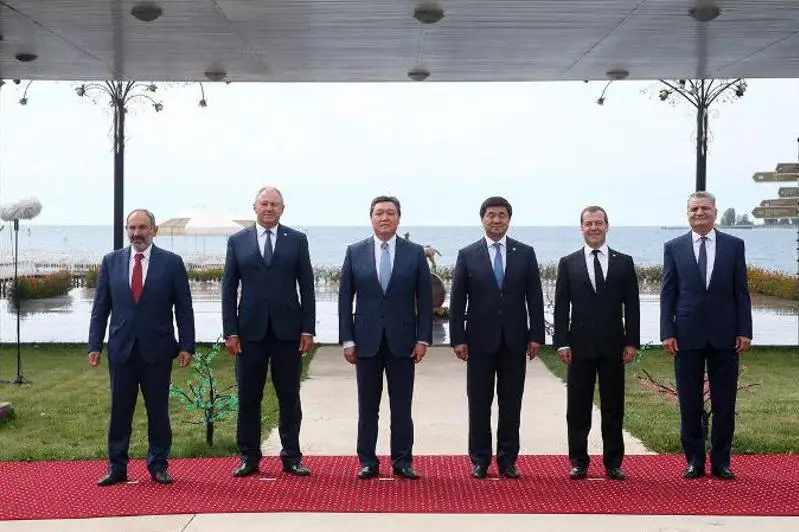 Asqar Mamın Qyrǵyzstanda Eýrazııalyq úkimetaralyq keńes otyrysyna qatysty