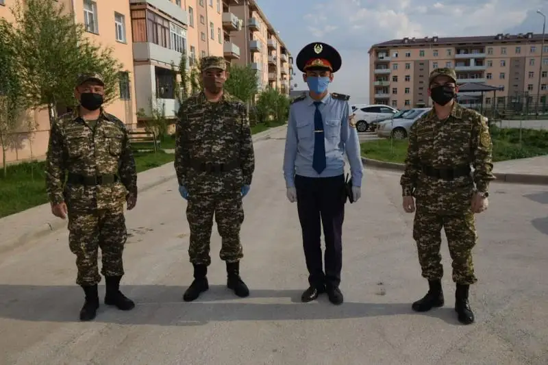 Túrkistanda áskerıler órtengen úıden úsh adamdy qutqardy