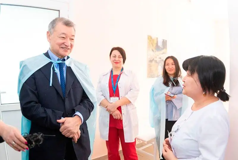 Danıal Ahmetov Altaı aýdanyndaǵy aýrýhanalardyń jumysymen tanysty