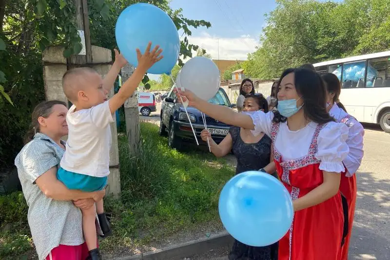 Sen jalǵyz emessiń: Almatyda múgedek balalarǵa arnalǵan aktsııa ótti