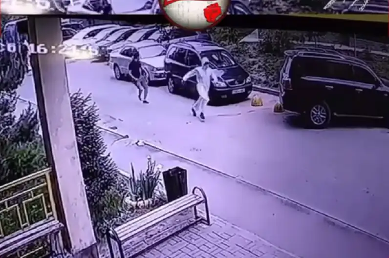 Алматыда ер адам дезинфекция жасап жүрген жұмысшыға пышақ ала жүгірген