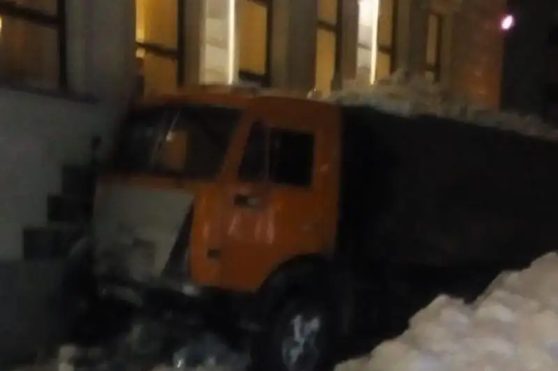 Qostanaıda jeńil kólikpen soqtyǵysqan «KamAZ» meıramhanany qıratty