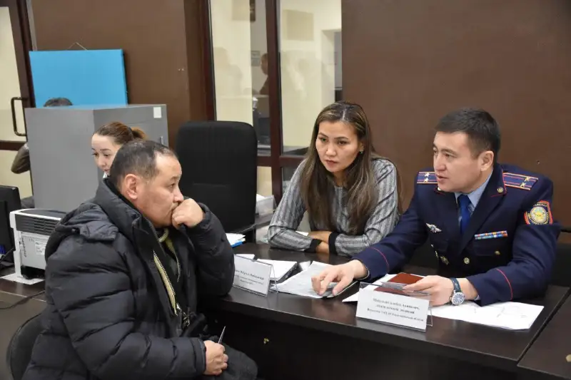 Qaraǵandyda sheteldik nómiri bar kólikterdi ýaqytsha tirkeý jumystary túsindirilip jatyr