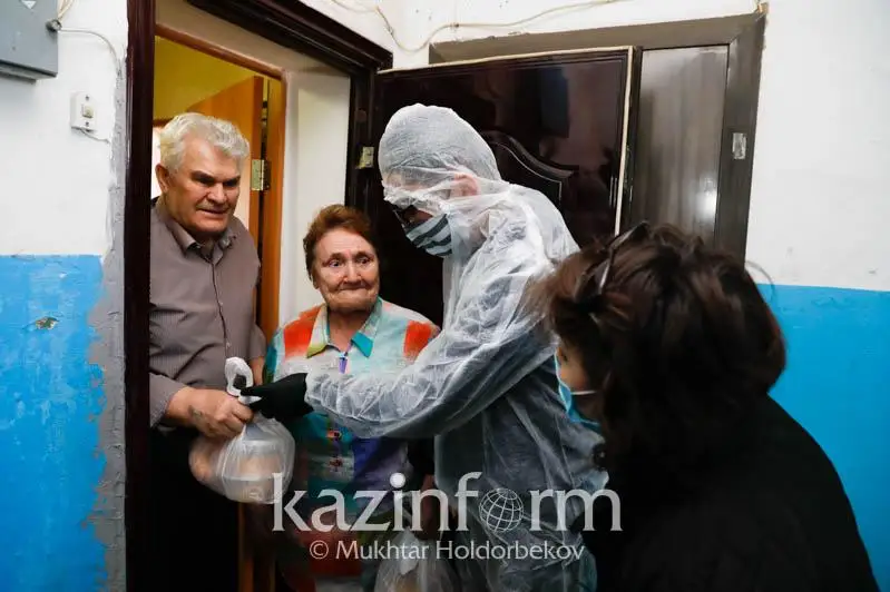 Qazaqstan sportshylary elordanyń jalǵyzbasty qarttaryna ystyq tamaq  jetkizýdi  qolǵa aldy
