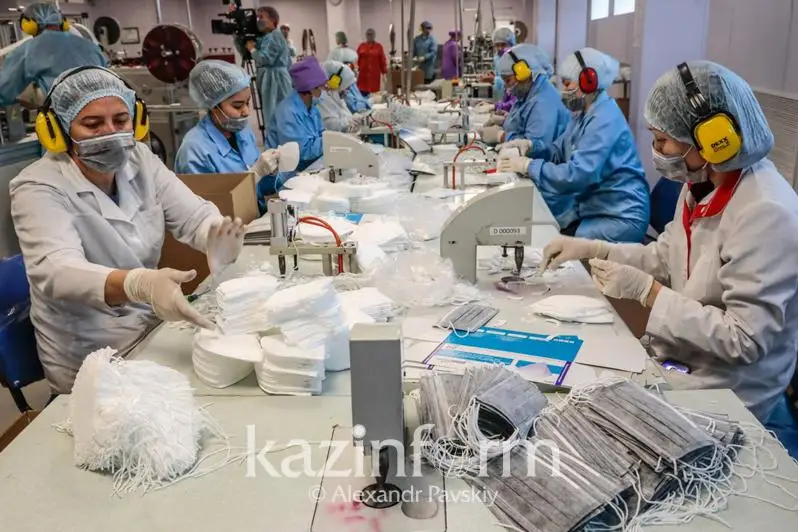 Qazaqstandyq farmkompanııa táýiligine 300 myń dana medıtsınalyq maska daıyndaıdy