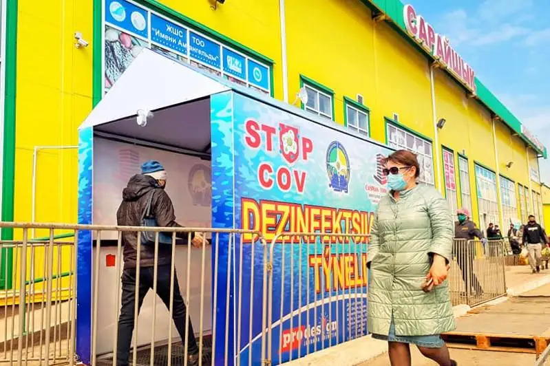 Atyraýdaǵy bazarlarda dezınfektsııalyq dáliz ornatyldy