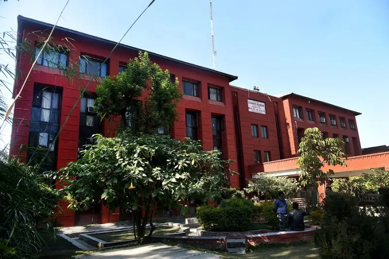 Nepalda koronavırýs juqtyrǵan áıel aýrýhanaǵa alyp bara jatqanda qaıtys boldy