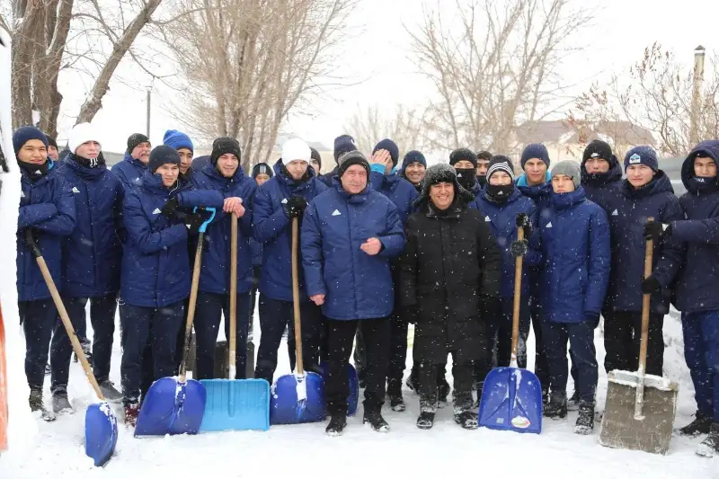 #Bizbirgemiz: «Астана» футбол клубы зейнеткерлердің ауласын қардан тазартты