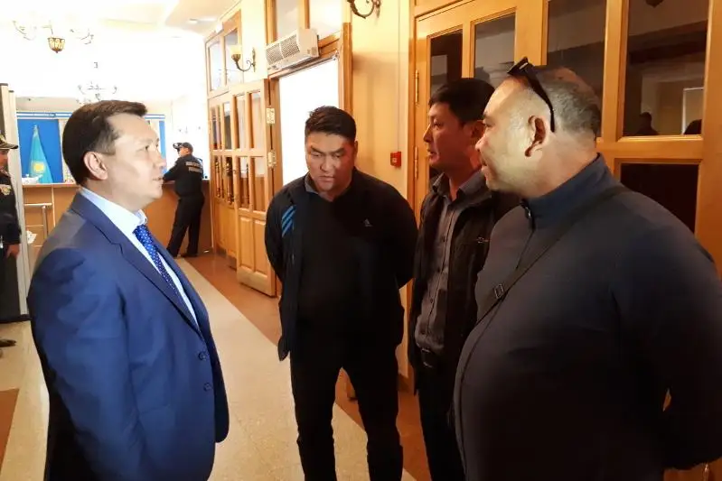 Aqtóbede jumysshylar kórsetken qyzmeti úshin aqshany kimnen suraryn bilmeı júr