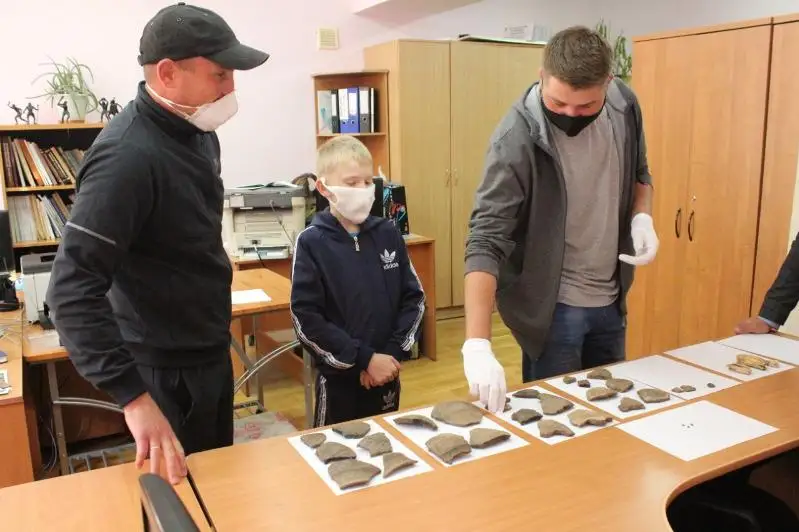 Kókshetaý turǵyny Andronov mádenıetine tán ydystardyń synyqtary men súıekter tapty
