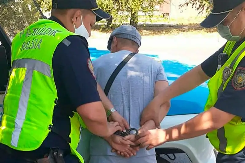 Óskemende 37 jastaǵy er adam satýshyny myltyqpen qorqytyp, dúkendi tonap ketti