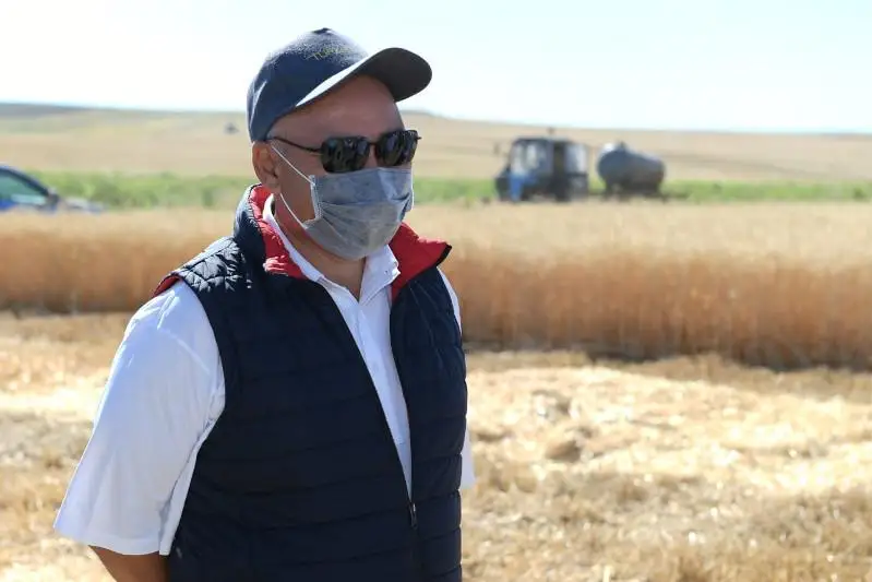 Ómirzaq Shókeev Qazyǵurt aýdanyndaǵy egistik alqaptaryn aralap kórdi