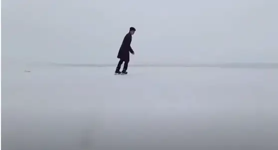 Atyraýlyq oqýshy muz ústinde mánerlep syrǵanap júr