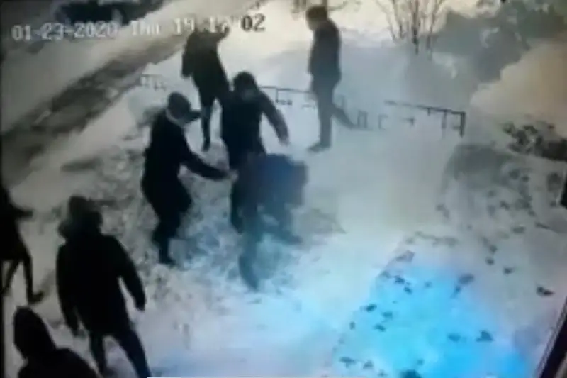Нұр-Сұлтанда тұрғын үйдің ауласында екі адамды пышақтап кетті