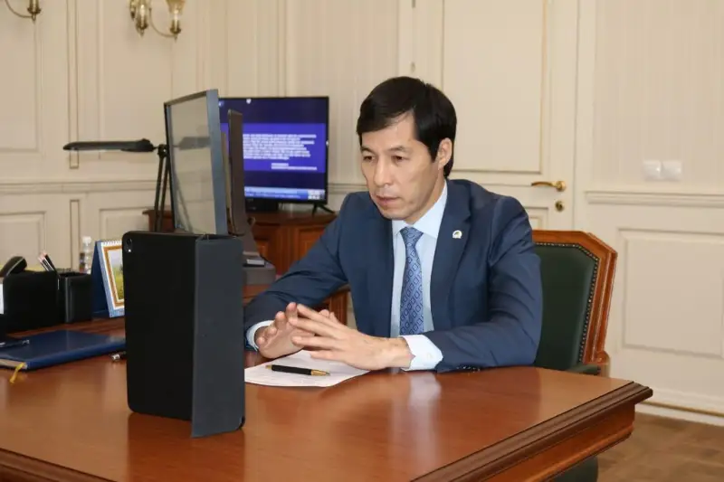 БҚО әкімі коронавируспен күресіп жатқан дәрігерлермен байланысқа шықты