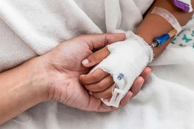 Almatyda mektep terezesinen qulaǵan oqýshy aýrýhanadan shyqty
