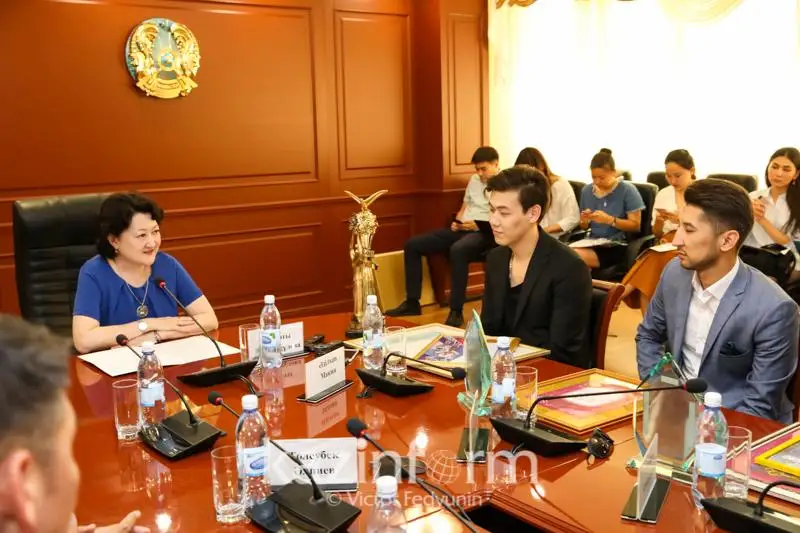 Aqtoty Raıymqulova elimizdi álemge tanytyp júrgen jastarmen kezdesti