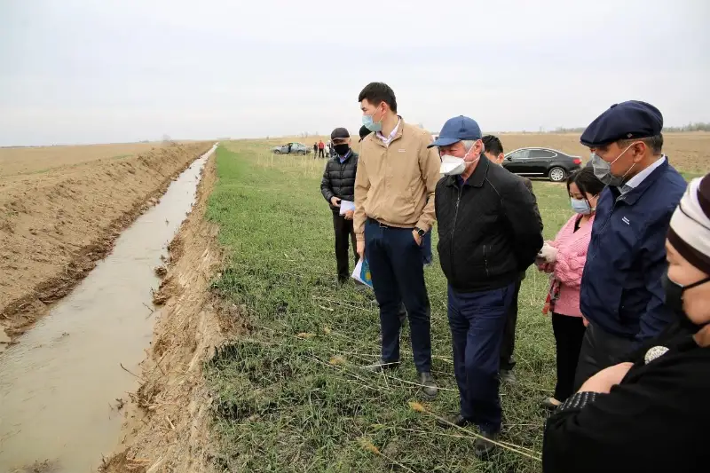 Dıqandar Berdibek Saparbaevqa túıitkilderin jetkizdi