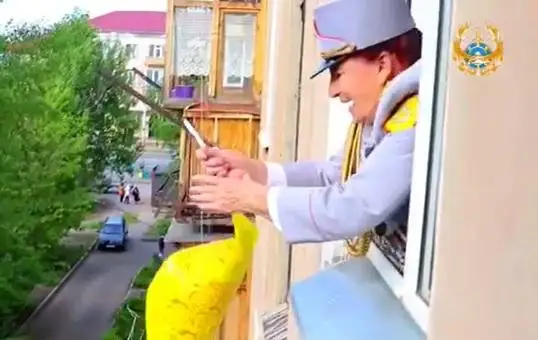 Dronǵa baılap gúl jetkizdi: Polıtseıler ardagerlerdi erekshe quttyqtady