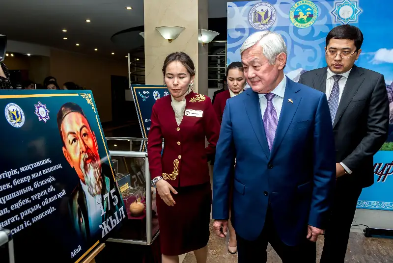 Abaı 175 jyl: Berdibek Saparbaev kópshilikpen birge kontsert-kompozıtsııany tamashalady