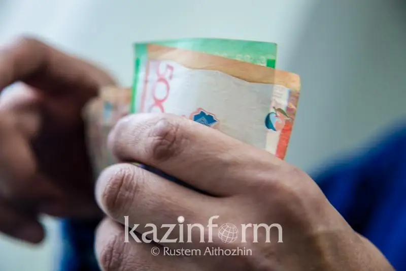 Mańǵystaýda para alǵan sheneýnikke 5,6 mln teńge aıyppul salyndy