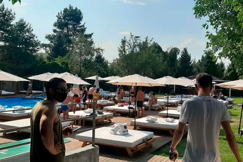 Almatyda demalys aımaǵynyń ıesine 640 myń teńgege jýyq aıyppul salyndy