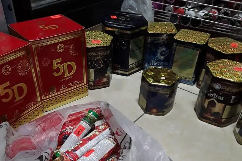 Saryaǵashta pırotehnıkany zańsyz satqan dúkender anyqtaldy