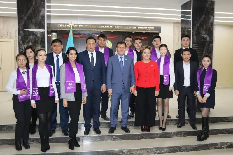 Shymkenttik jastar Senat depýtattarymen kezdesti
