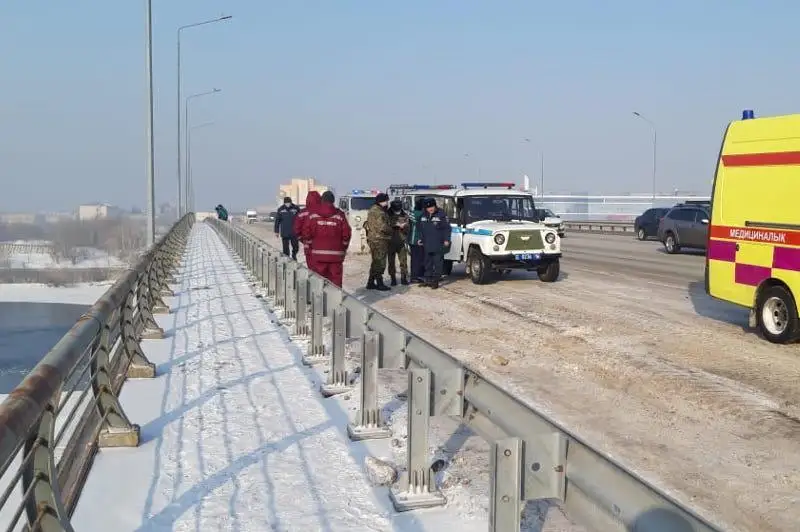 Óskemenniń eki turǵyny kópirden sekirmek bolǵan áıeldi qutqardy