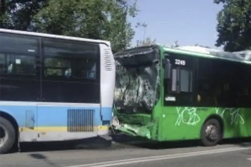 Almatyda avtobýstar  soǵylyp,  9 adam zardap shekti